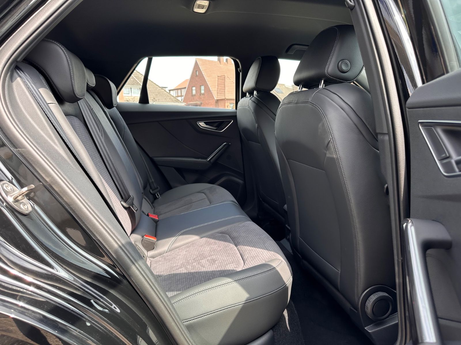 Fahrzeugabbildung Audi Q2 35 TDI S line S Tronic Matrix/Black/APP/Navi