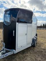 Ifor Williams HBX511 mit seitlichem Ausstieg und mob. Sattebox - Ifor Williams LKWs