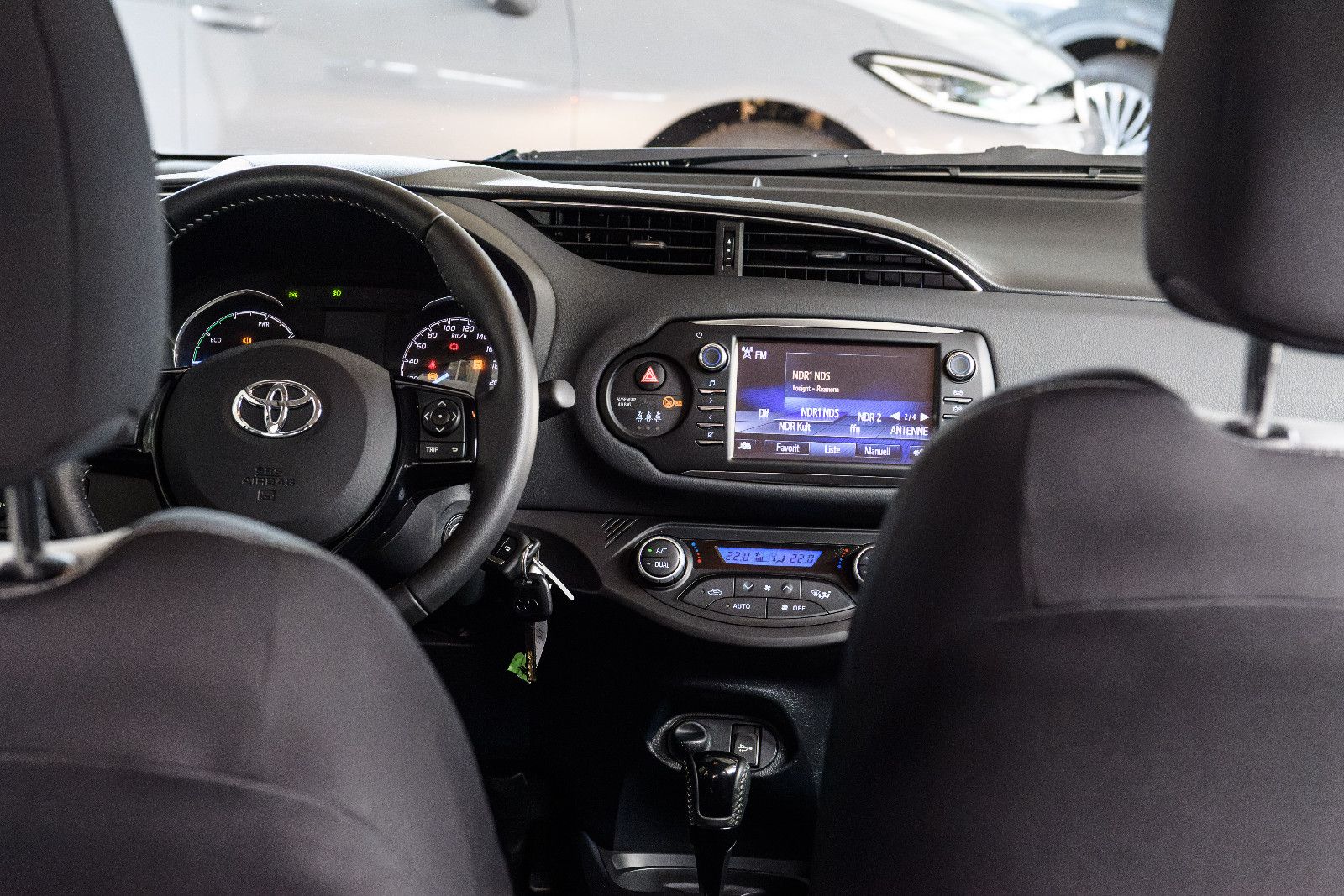 Fahrzeugabbildung Toyota Yaris Hybrid Team D+NAVI+SHZ+RFK+GJR+ALU+BICOLOR