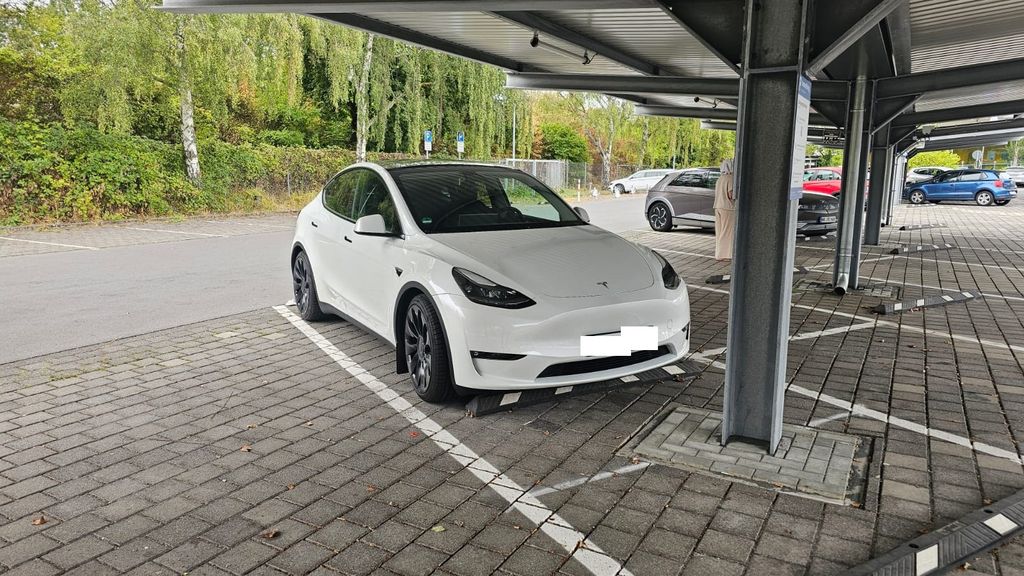 Tesla Model Y — fotografia 2