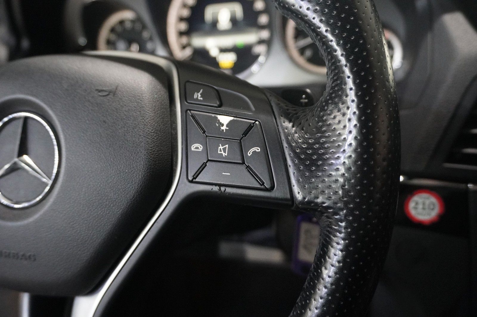 Fahrzeugabbildung Mercedes-Benz E 200 COUPE AVAMTGRADE NAVI/SHZ/SPORT/PDC/TEMP.