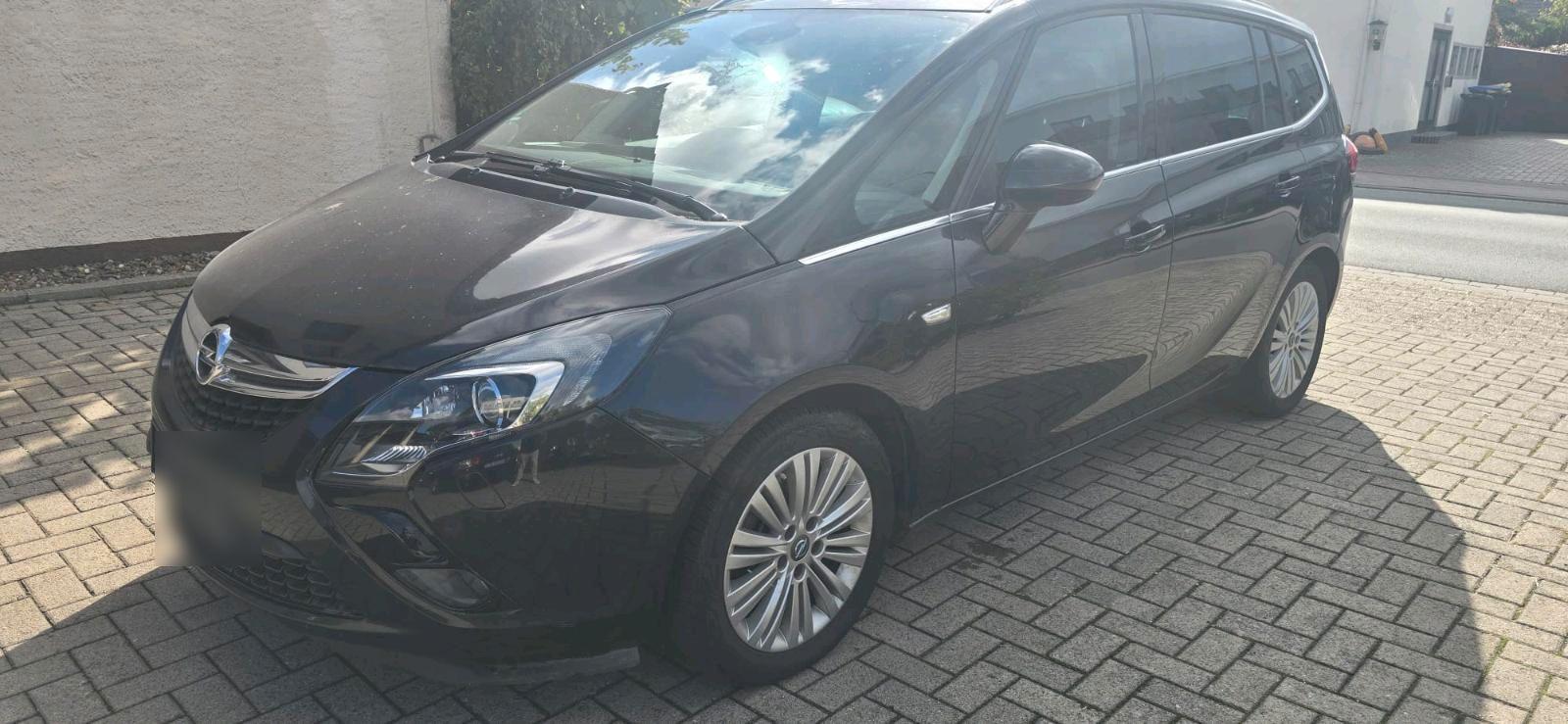 Opel Zafira tourer 2015 — rear view