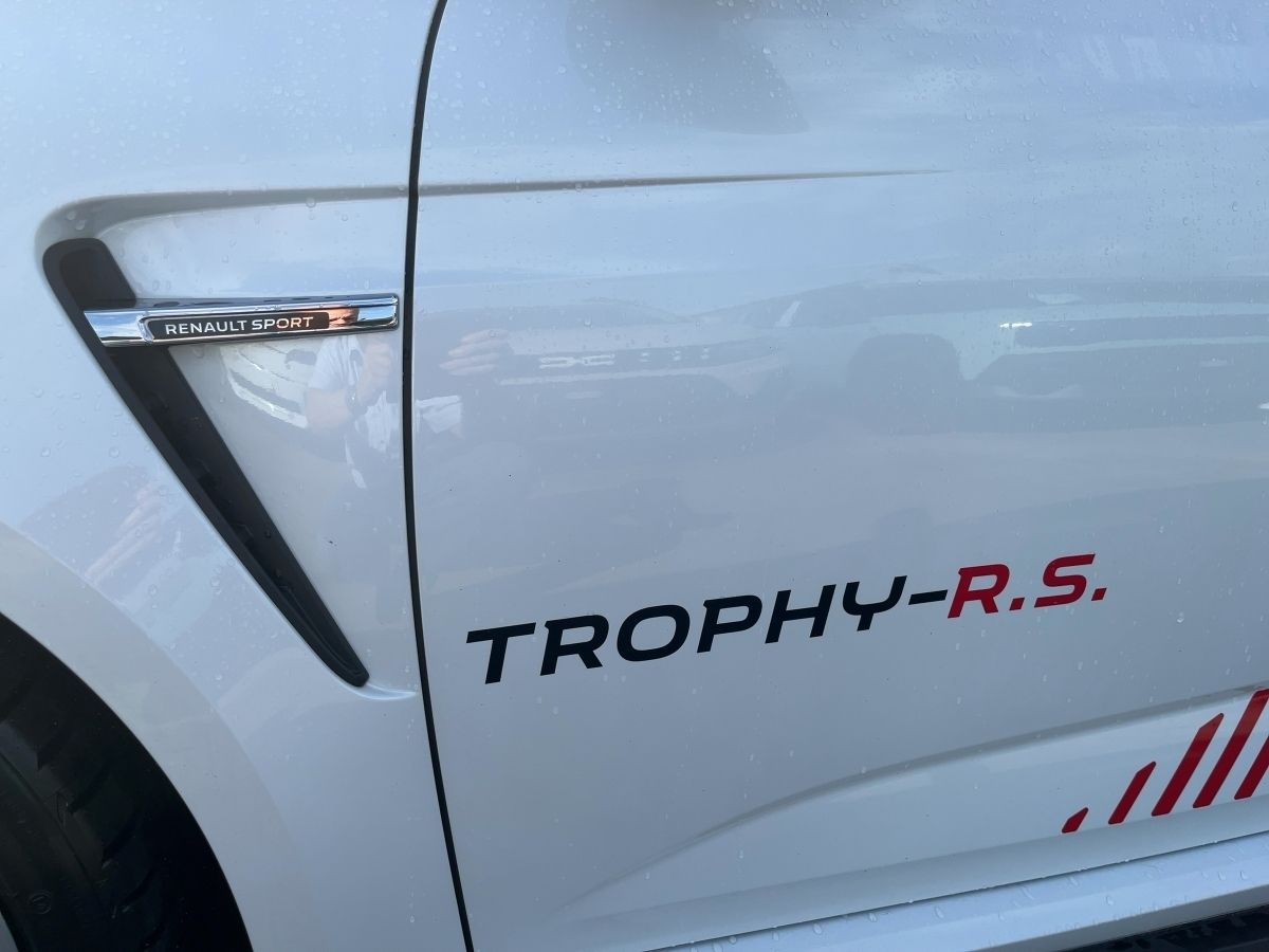Fahrzeugabbildung Renault Megane R.S. TROPHY TCe 300 EDC R.S. Monitor HUD - mit KI generiert/bearbeitet