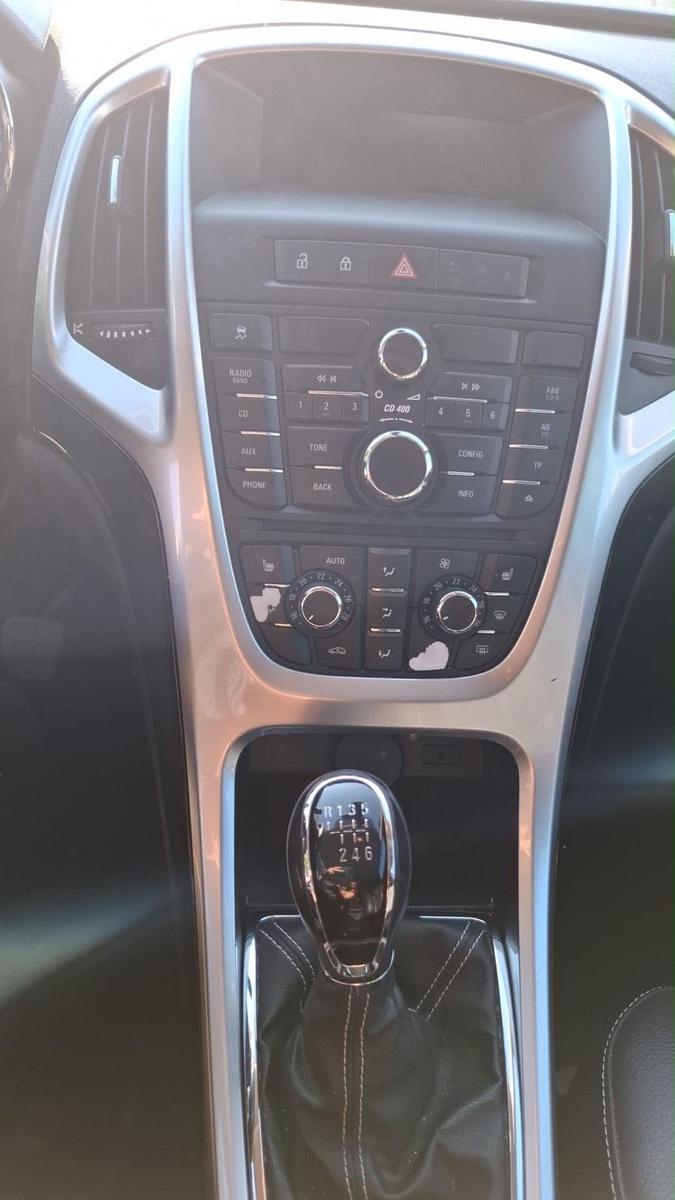 Opel Astra 2011 — photo 10