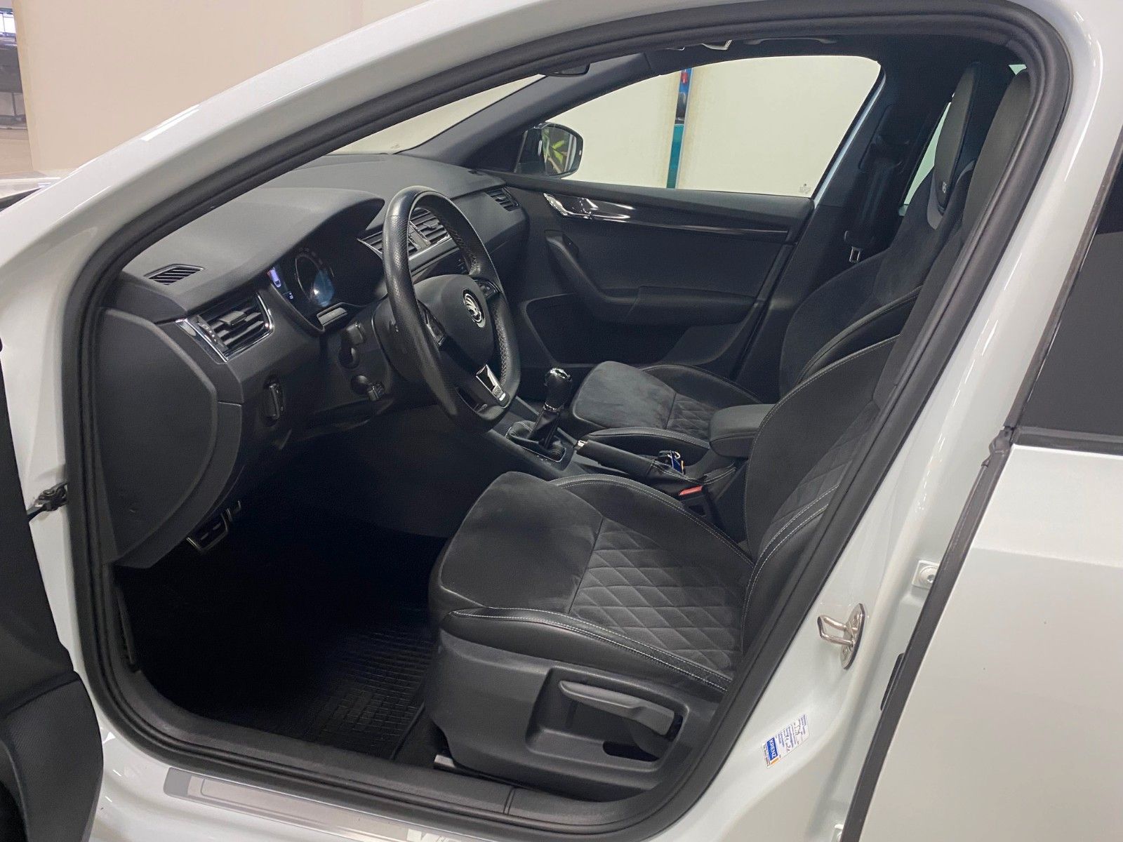 Fahrzeugabbildung SKODA Octavia 2.0 TSI DSG RS Combi+PANORAMA+19"+NAVI++