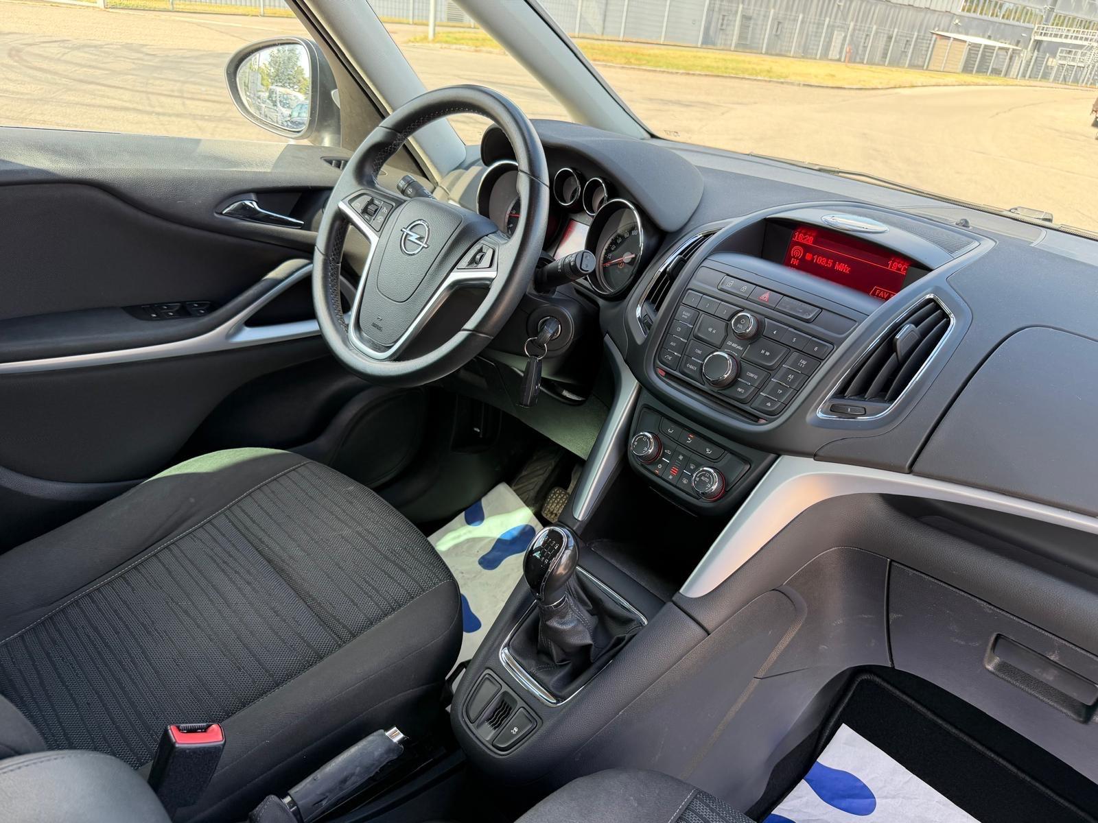 Opel Zafira 2015 — photo 11