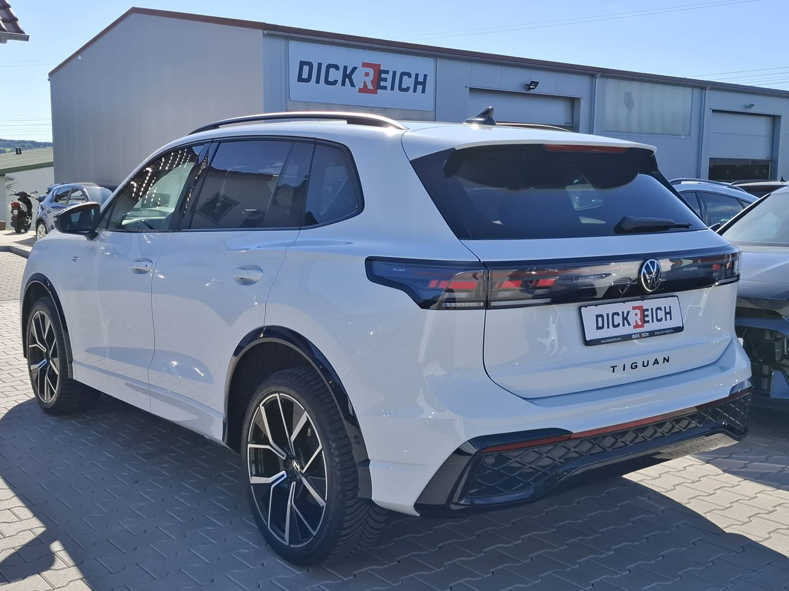 Fahrzeugabbildung Volkswagen Tiguan 2.0 TDI 4M R-Line BLACK*PAN*HK*AHK*MATRIX