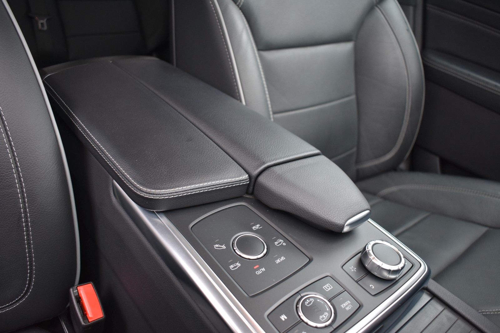 Fahrzeugabbildung Mercedes-Benz ML 350 CDI BlueTec 4Matic AHK/PANO/DISTRONIC