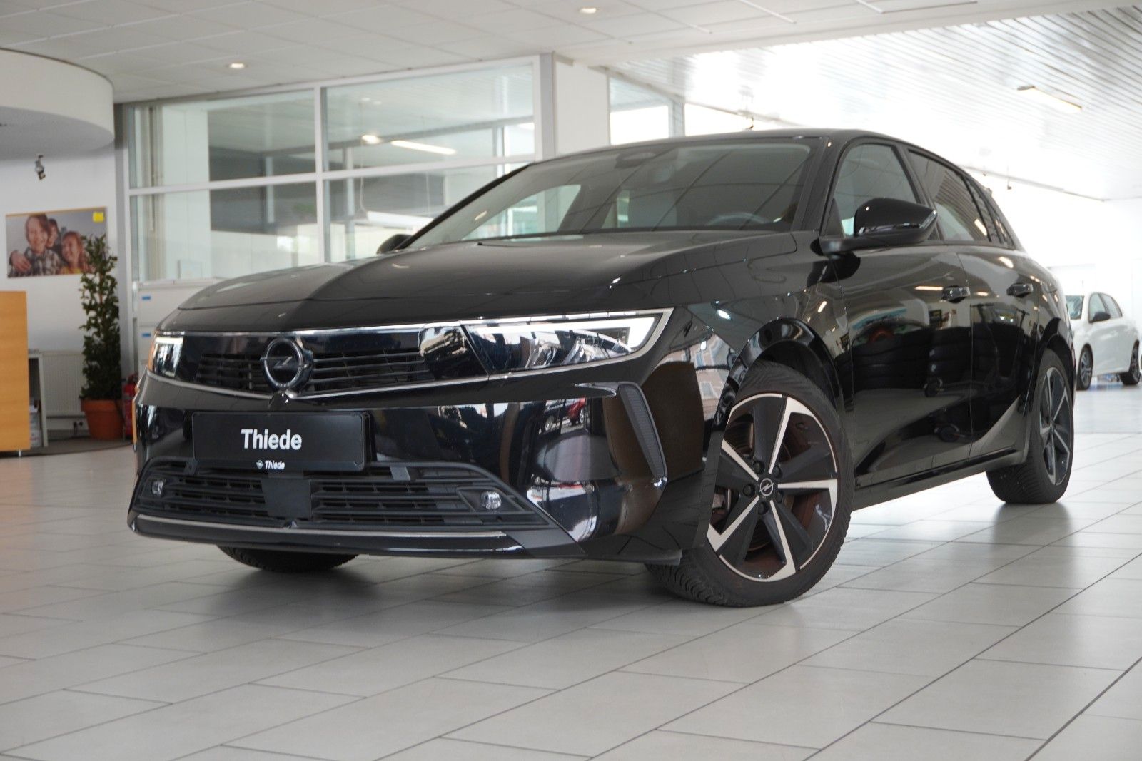 Fahrzeugabbildung Opel Astra L Lim. 1.6 HYBRID EDITION NAVI/KAMERA/AHK