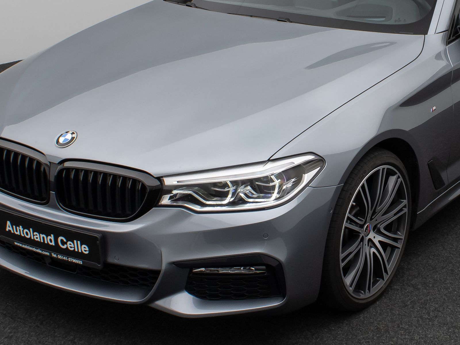 Fahrzeugabbildung BMW 530d xD M Sport Kamera HUD HiFi SoftCl Komfort
