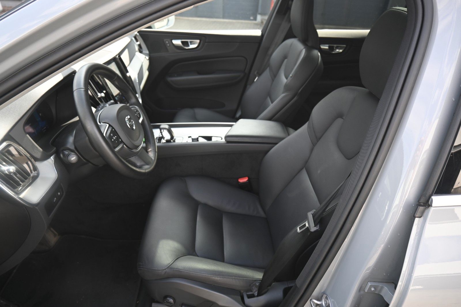 Fahrzeugabbildung Volvo XC60 T6 Essential AWD*PDC*AHK*PANO*STHZG*