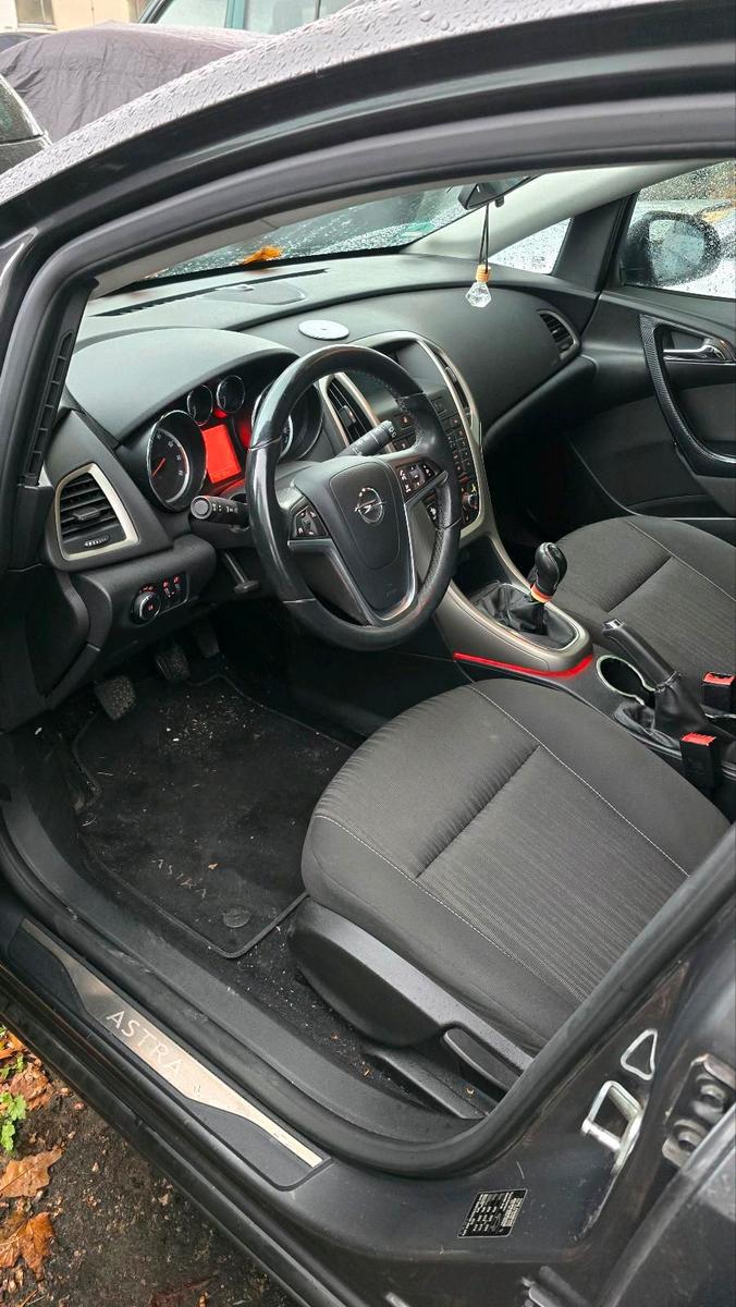 Opel Astra 2012 — двигун 120 HP (88kW)