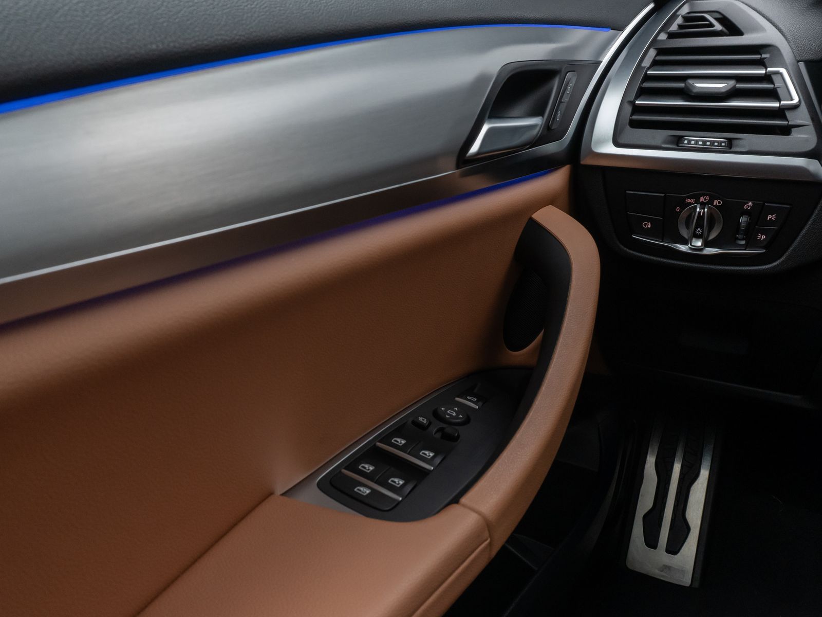 Fahrzeugabbildung BMW X3 xD30d M Sport Panoram Kamera DAB HiFi AHK 21"