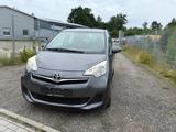 Toyota Verso-S Life - graue Toyota Verso-S