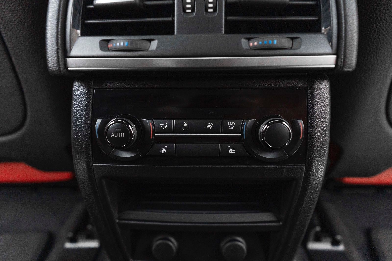 Fahrzeugabbildung BMW X6 xDrive50i M-Sportpaket 360° HUD H&K LED SOFT