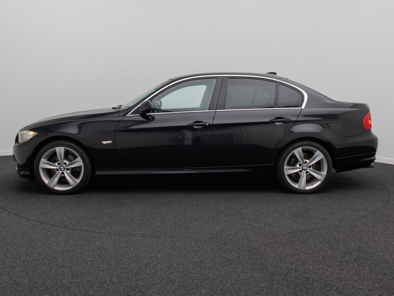Fahrzeugabbildung BMW 325d GeschwindigReg Xenon PDC Alarm HiFi Leder