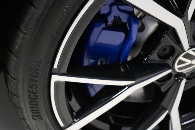 Fahrzeugabbildung Volkswagen Golf VIII Lim. R 4Motion|MATRIX|H/K|DCC|AMBIENTE
