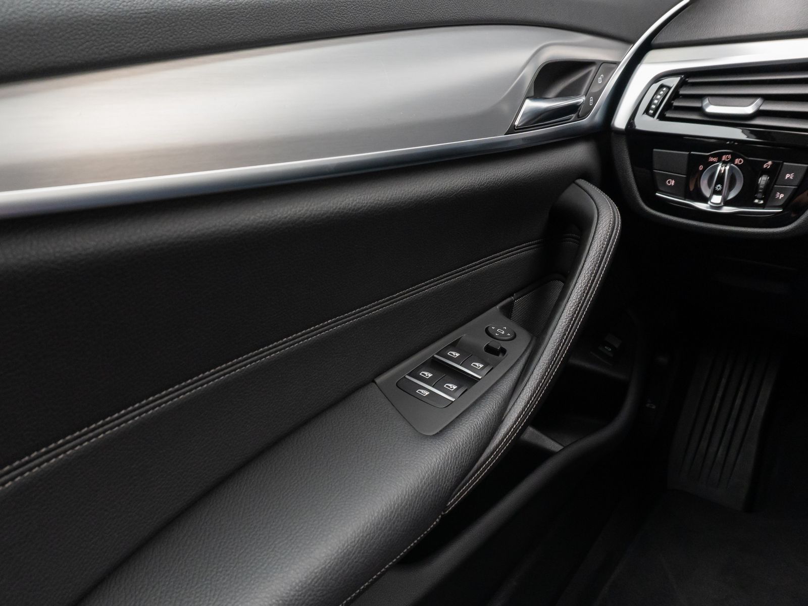 Fahrzeugabbildung BMW 520d xD Kamera HUD DAB H/K Fernlichtassist Alarm