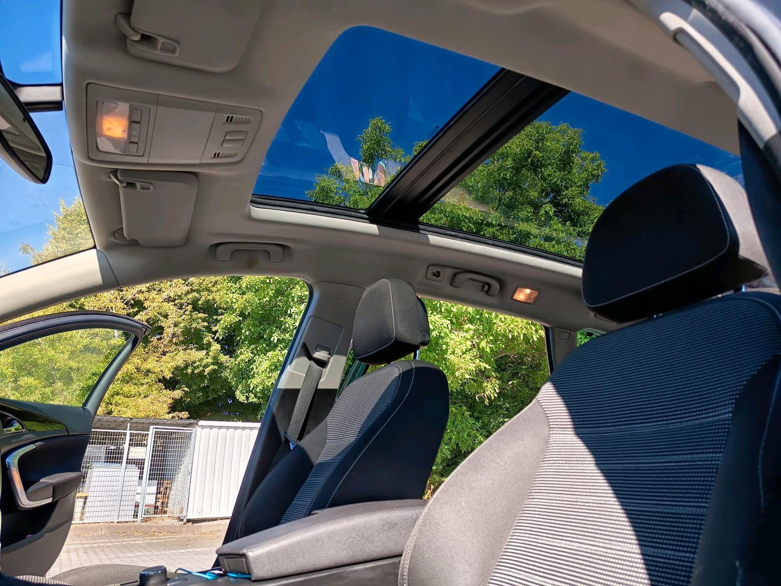 Opel Insignia 2011 — interior