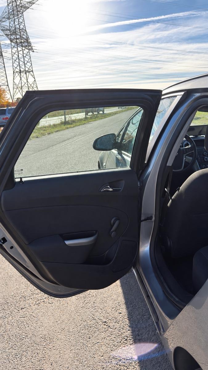 Opel Astra 2011 — photo 9