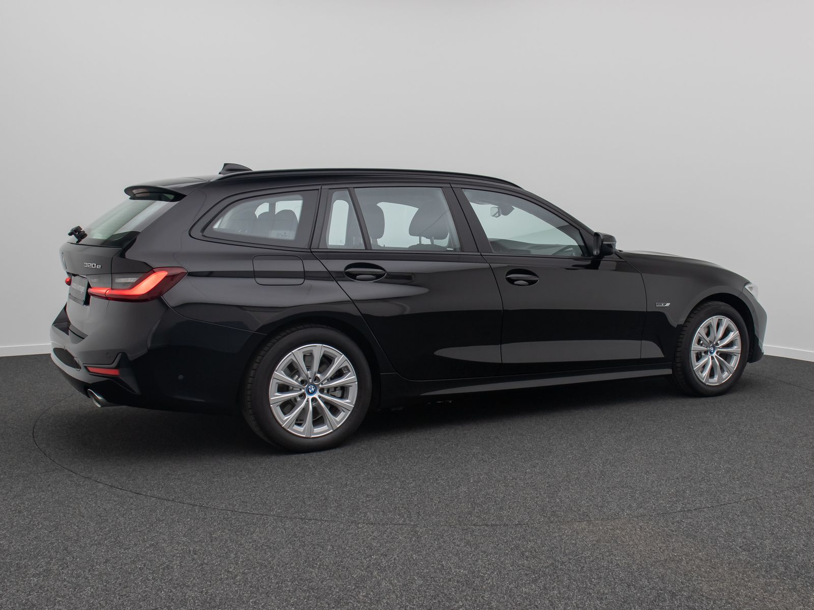 Fahrzeugabbildung BMW 320e Panorama Kamera DAB Alarm Geschwindigkeit