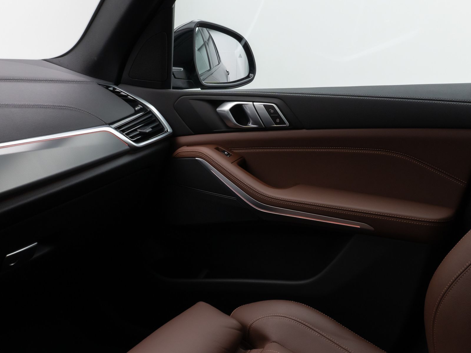 Fahrzeugabbildung BMW X5 xD30d M Sport Kamera HUD DAB HiFi AHK Alarm