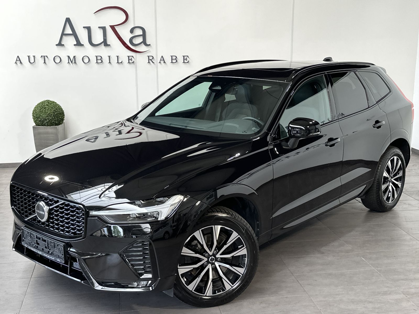 Fahrzeugabbildung Volvo XC60 B4 D AWD Plus Dark NAV+LED+PANORAMA+AHK+H&K