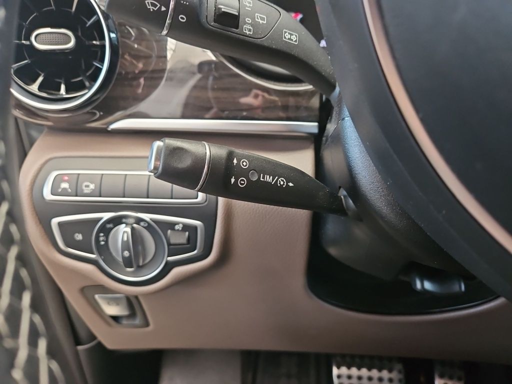 Fahrzeugabbildung Mercedes-Benz V 300 d Avantgarde Edition lang AMG 2,5AHK Tisch