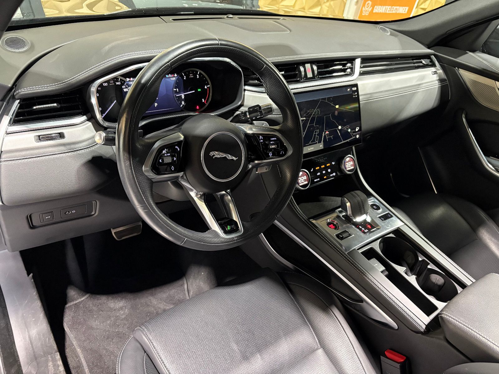 Fahrzeugabbildung Jaguar F-PACE R-Dynamic SE AWD/D300/PANO/APPLE/MEMORY/