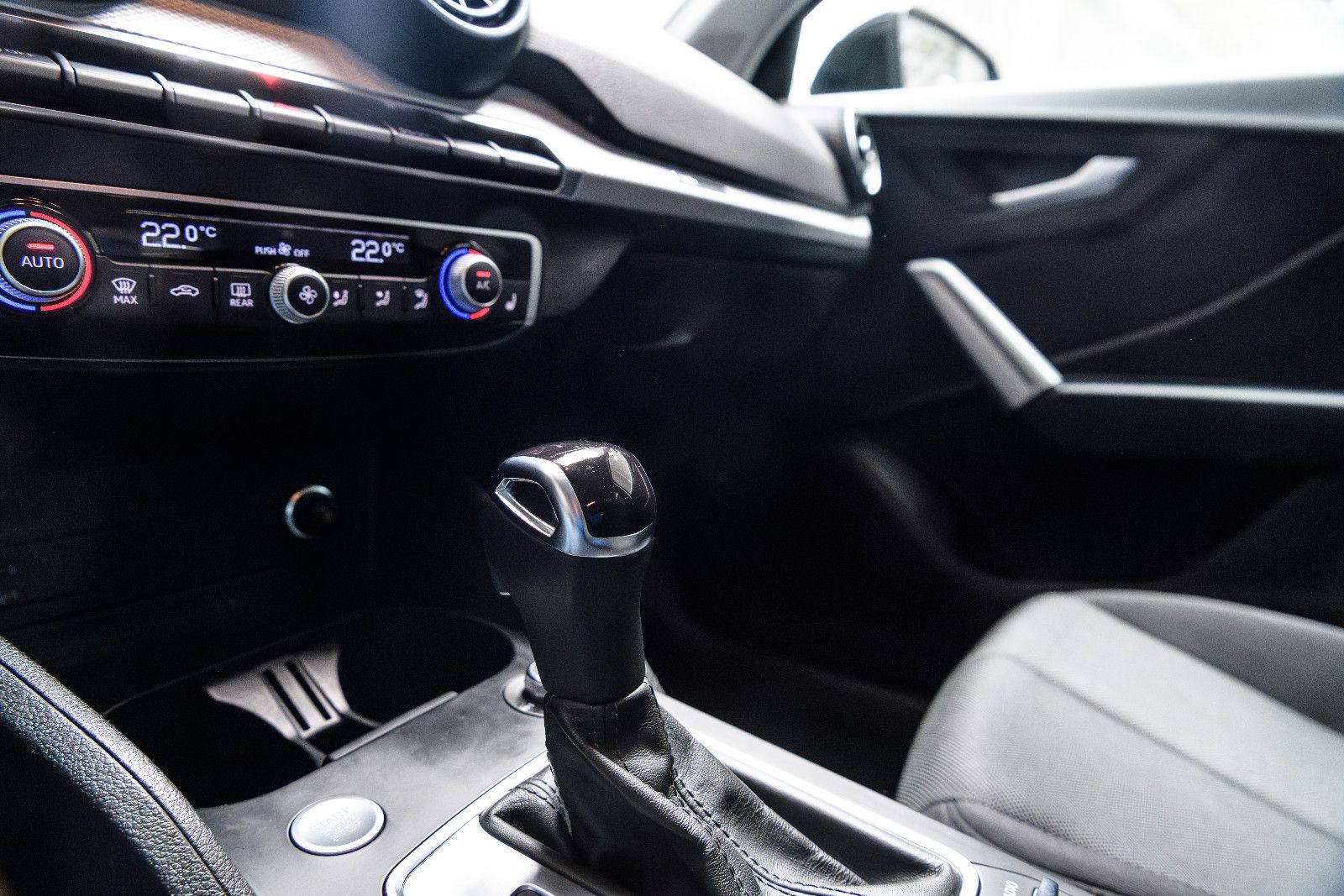 Fahrzeugabbildung Audi Q2 35 TFSI S tronic LED/SZH/RFK/NAVI/GJR