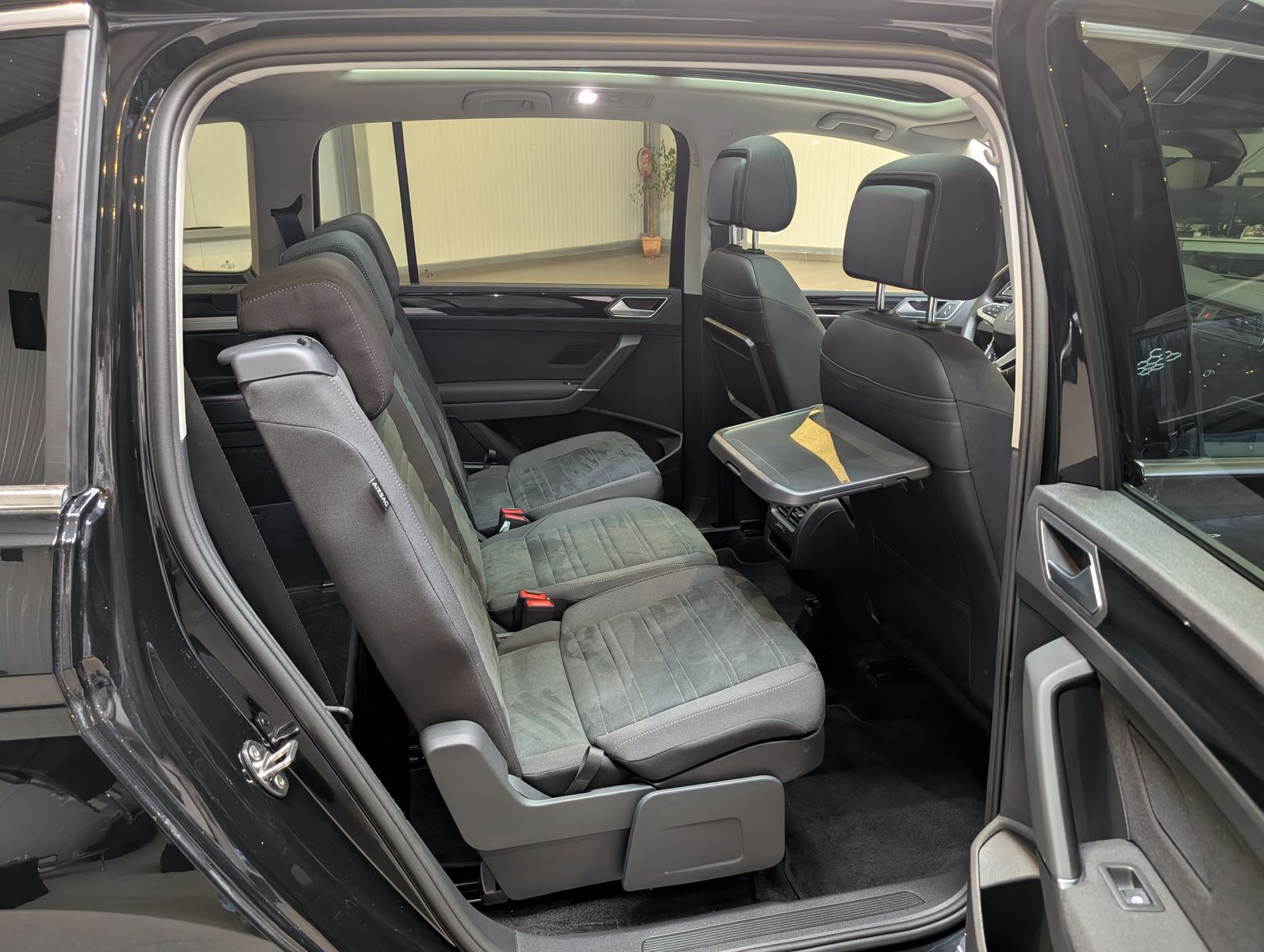 Fahrzeugabbildung Volkswagen Touran 2.0 DSG R-Line High. Pano 7-Si IQ.Dri AHK