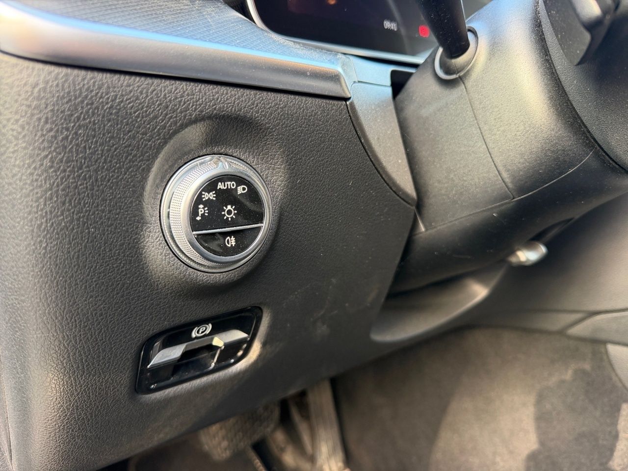 Fahrzeugabbildung Mercedes-Benz C 180 T AVANTGARDE+AHK+LED+CARPLAY+EL.HECKKL+