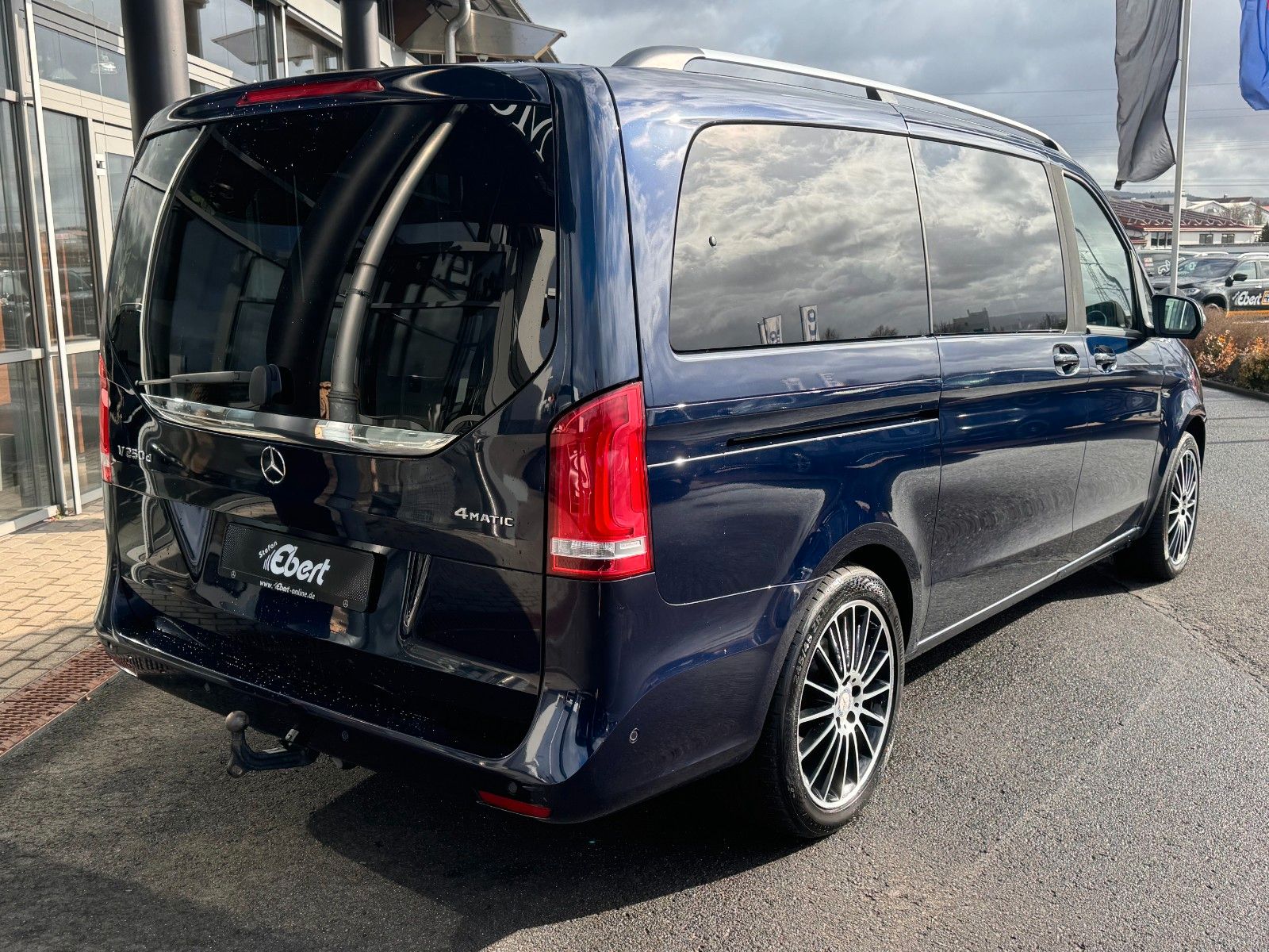 Fahrzeugabbildung Mercedes-Benz V 250 d 4MATIC AVA ED Tisch AHK2,5to DISTRONIC