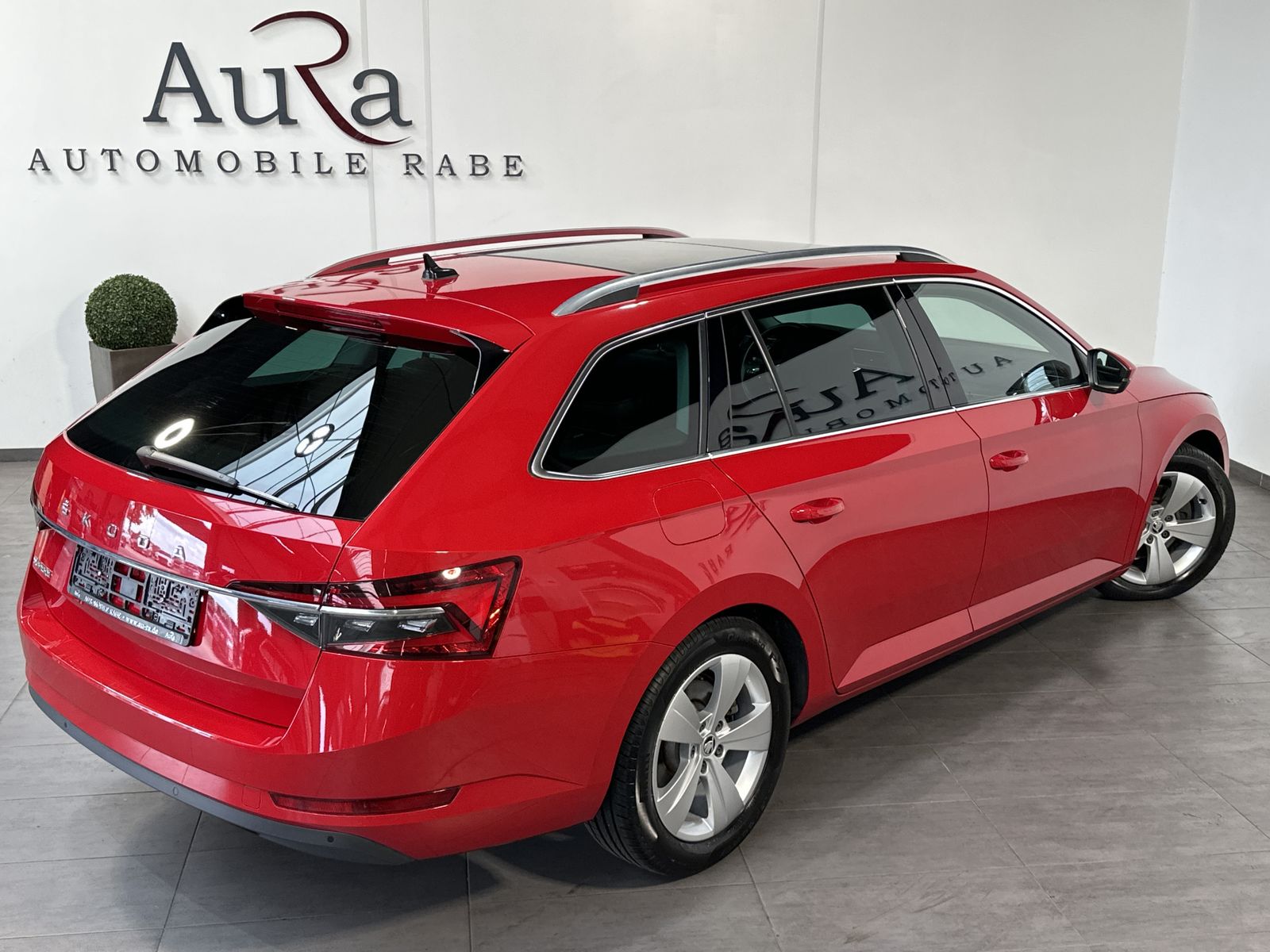 Fahrzeugabbildung SKODA Superb Combi 2.0 TDI DSG Premium Ed NAV+LED+PANO