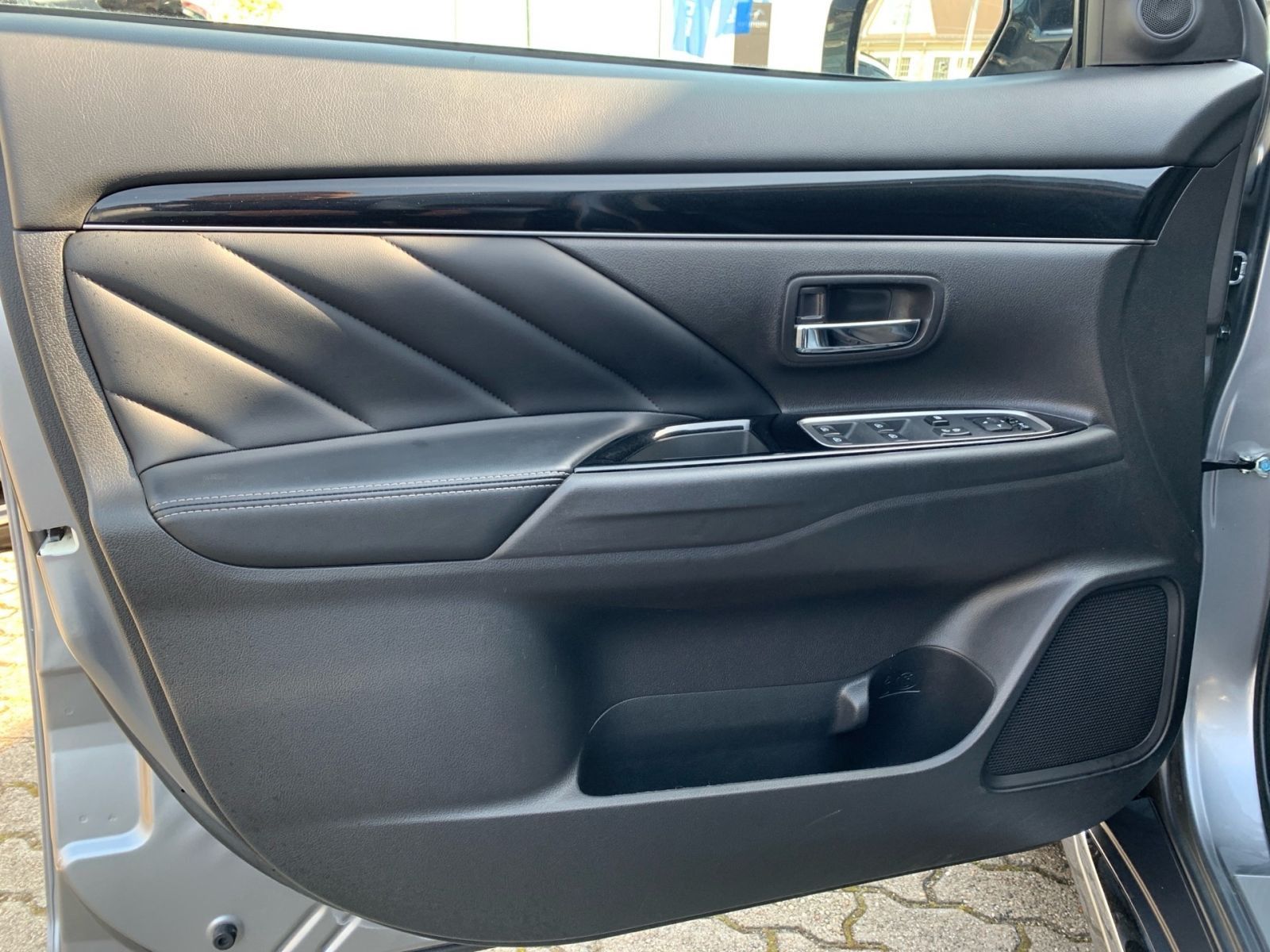 Fahrzeugabbildung Mitsubishi Outlander 2.4 PHEV Plug-in Hybrid Basis Spirit 4