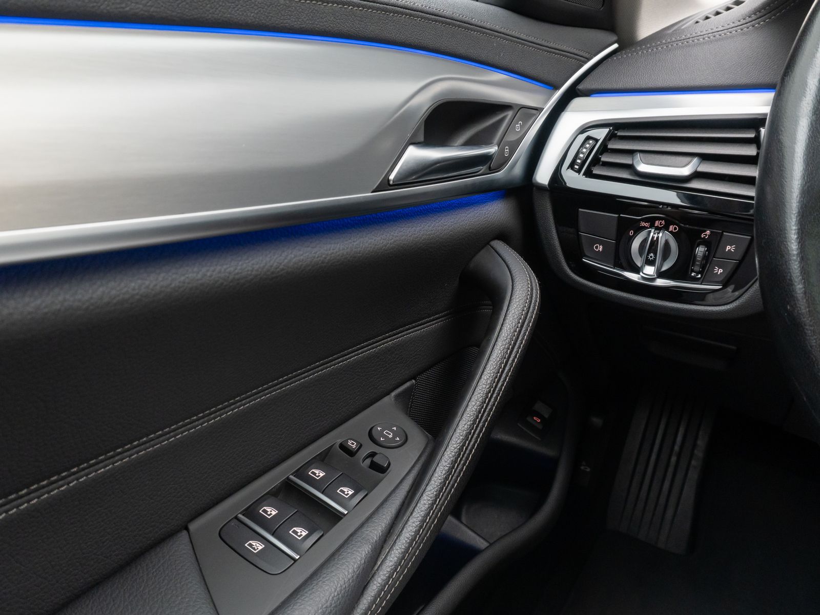 Fahrzeugabbildung BMW 540i xD Luxury Line ACC DispKey DAB Panorama HUD