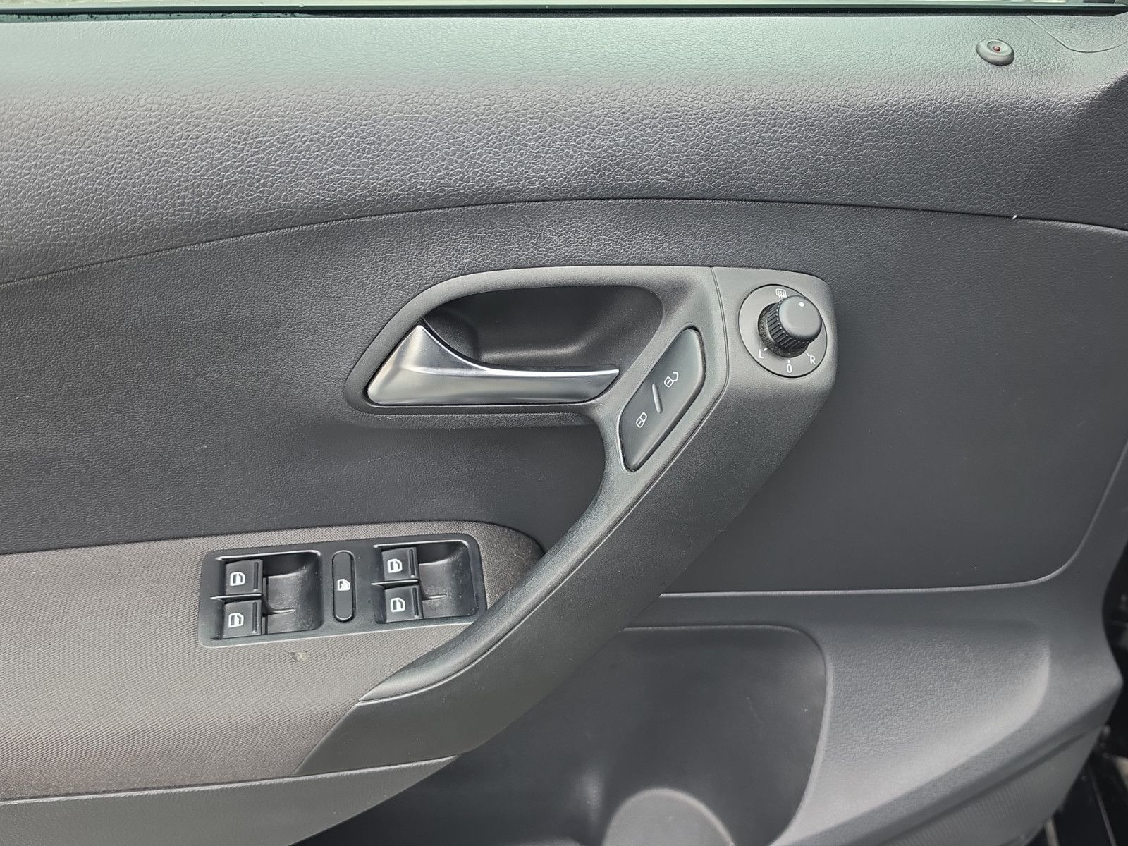 Fahrzeugabbildung Volkswagen Polo V Match 4-TÜRIG SHZ PDC LEDER