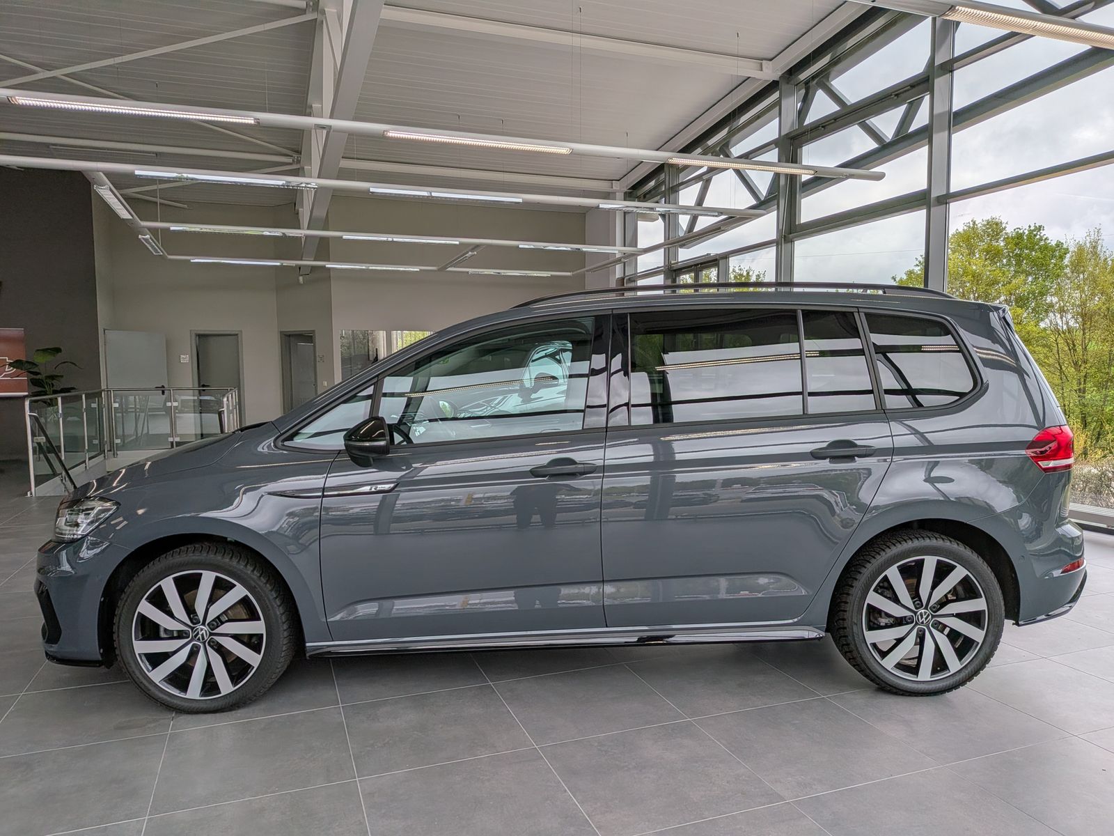 Fahrzeugabbildung Volkswagen Touran 2.0 DSG R-Line High Pano 7-Si IQ AHK VOLL