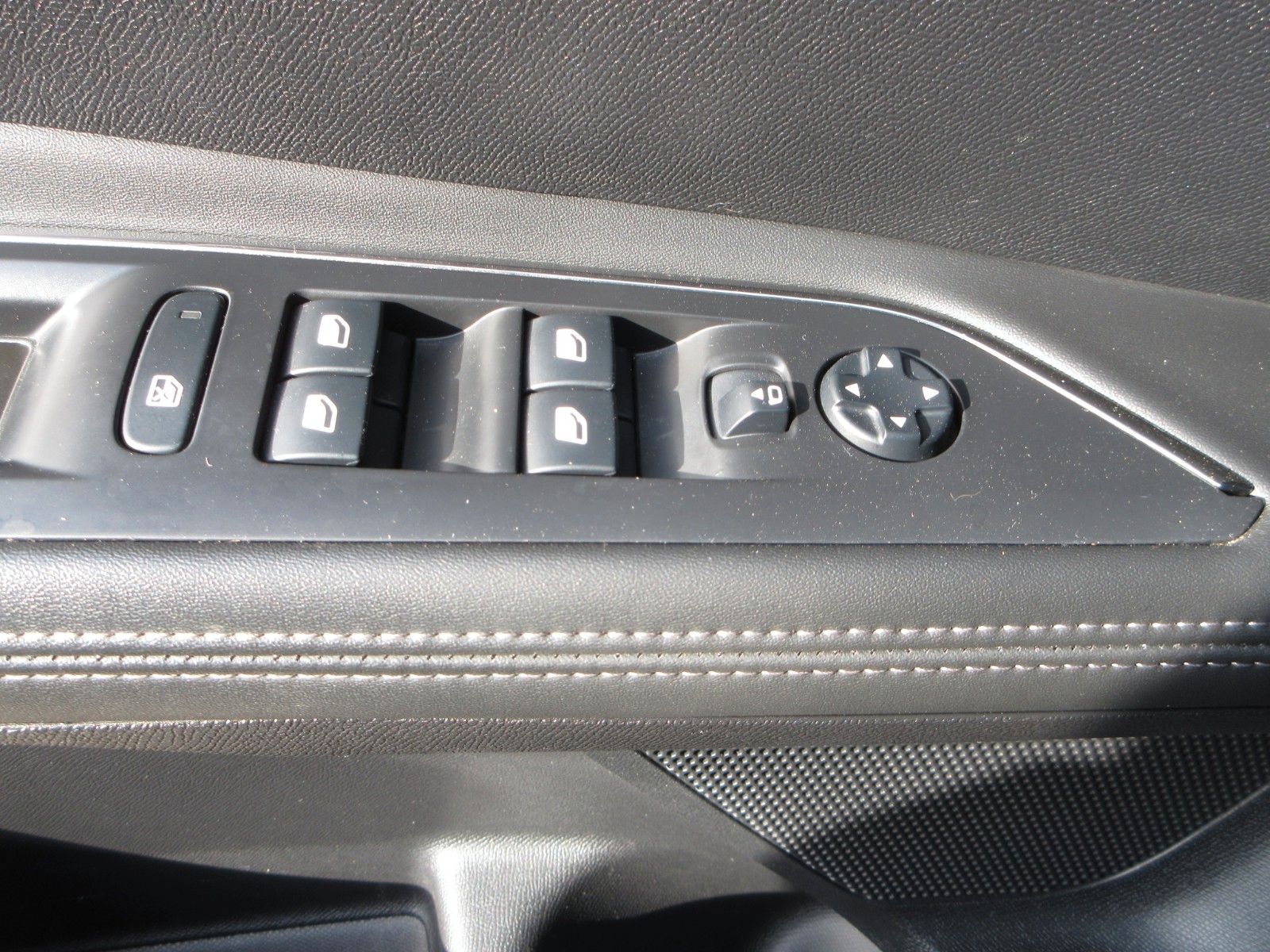 Fahrzeugabbildung Peugeot 5008 Allure 1.5D LED/NAVI/SHZ/AHK/VIRTUAL