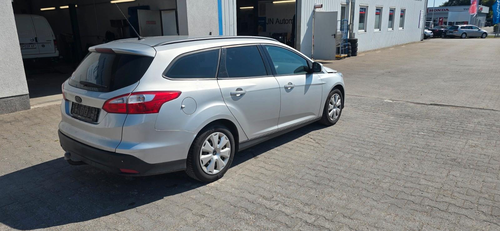 Ford Focus 2012 — rear view