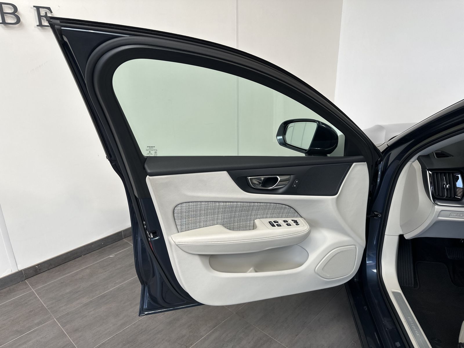 Fahrzeugabbildung Volvo V60 T6 AWD Recharge Core NAV+LED+ACC+STHZG+18ZO