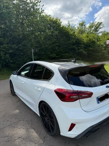 Fahrzeugabbildung Ford Focus Lim. ST X
