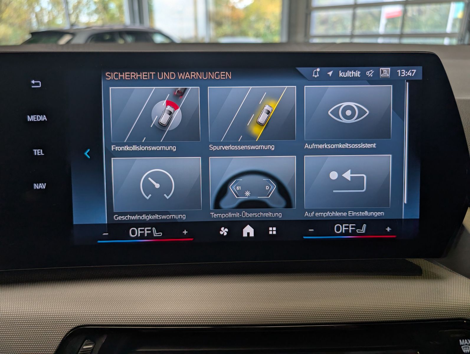 Fahrzeugabbildung BMW 218 Active Tourer d AHK Pano Cam Travel-Paket