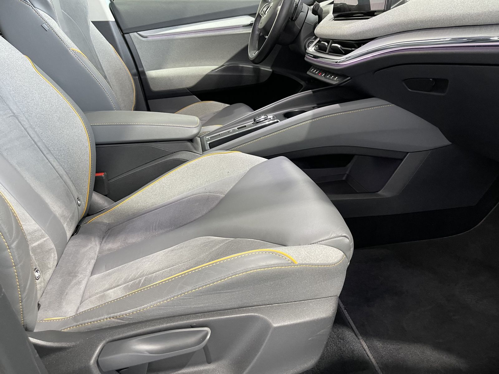 Fahrzeugabbildung SKODA Enyaq 60 Lounge*LED-Matrix*Leder*WP*Cam*Pano*