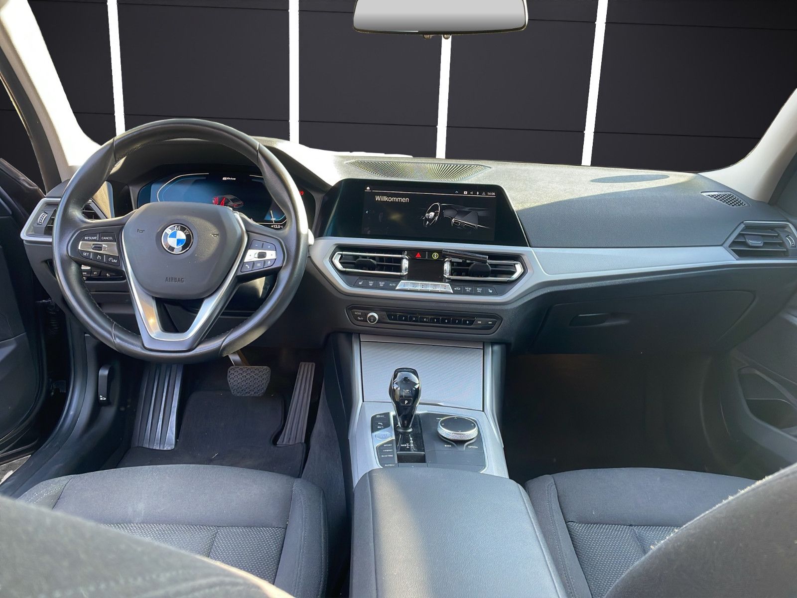 Fahrzeugabbildung BMW 330 e Advantage*LED*Apple CarPlay*SitzHZ*Temp*