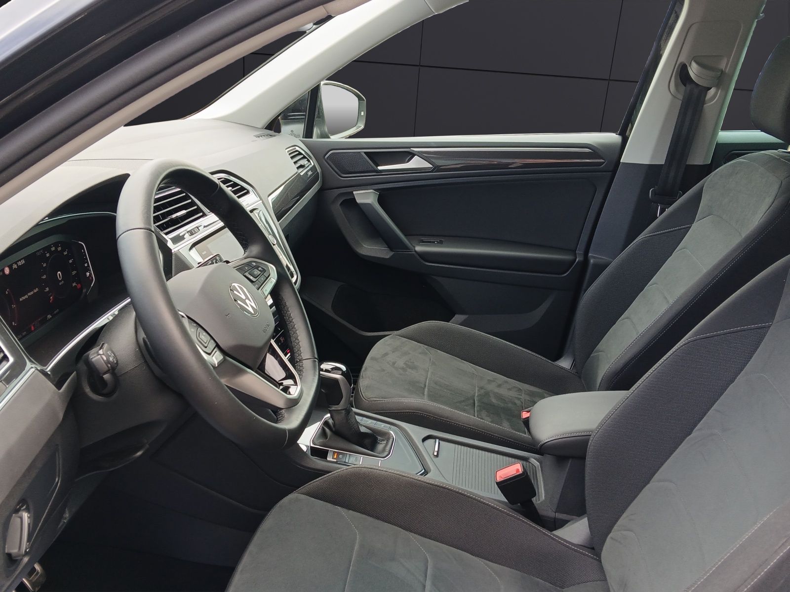 Fahrzeugabbildung Volkswagen Tiguan TSI Elegance DSG Matrix AHK Navi AID ACC
