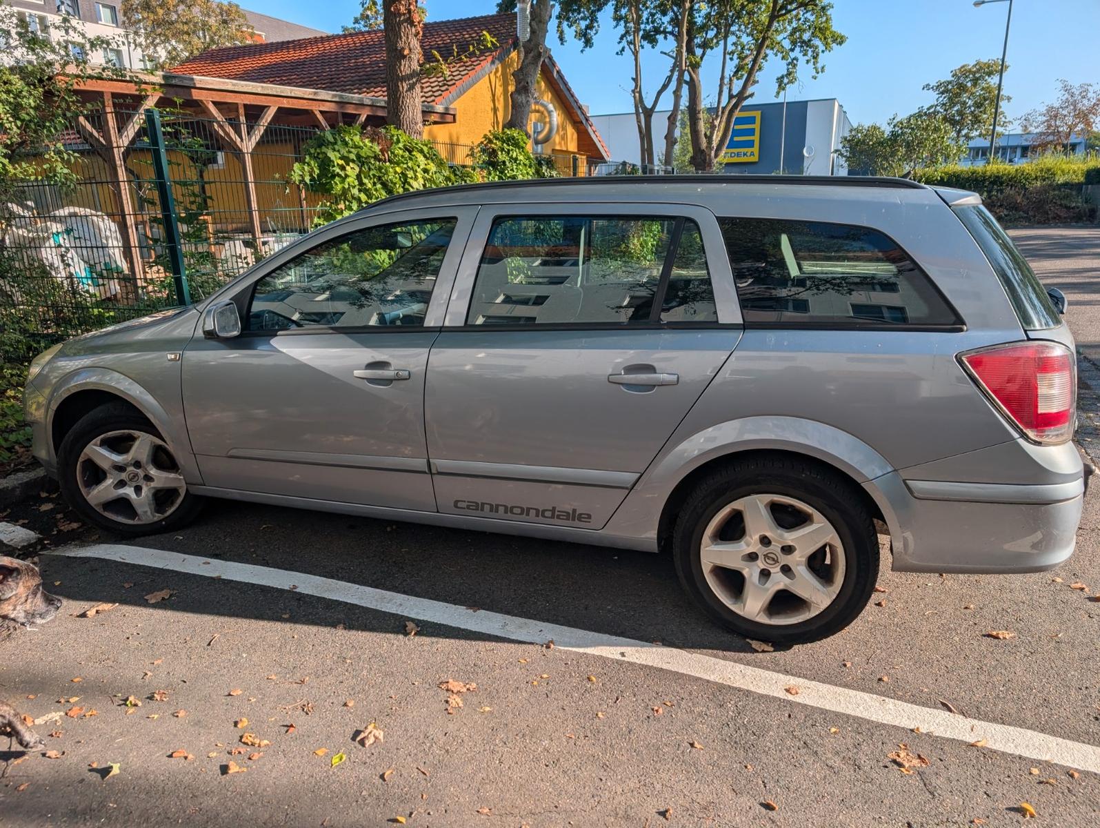 Opel Astra 2006 — rear view