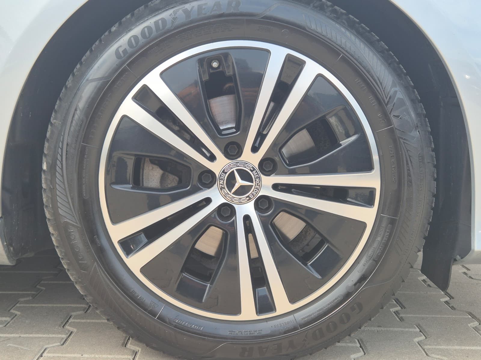 Fahrzeugabbildung Mercedes-Benz E 220 d Avantgarde AHK*DIST*LED*SHZ*Kam*Ambiente
