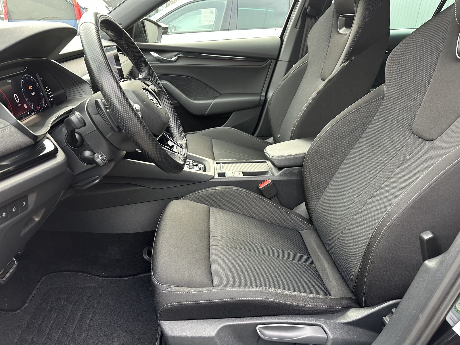 Fahrzeugabbildung SKODA Octavia Combi 2.0 DSG Sportline NAV+LED+VCOCK+PP