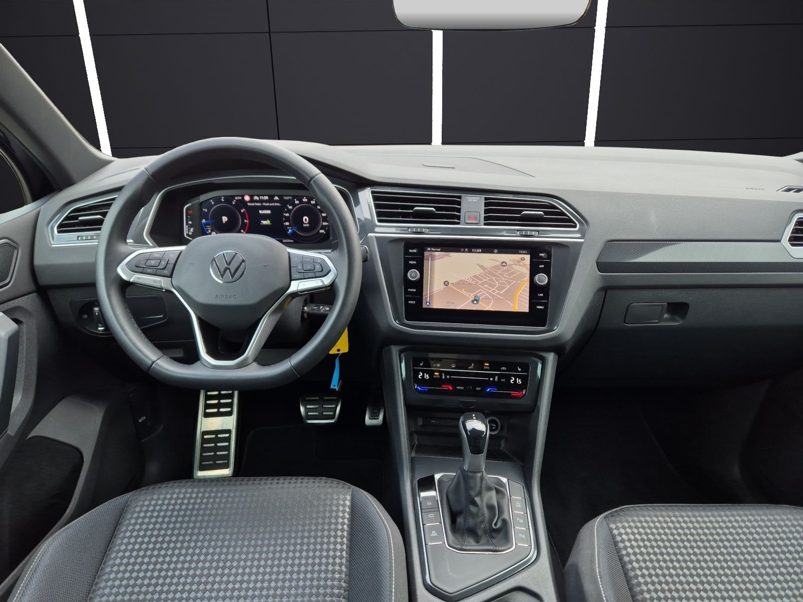 Fahrzeugabbildung Volkswagen Tiguan TSI United DSG LED Navi AID ACC Park-Assi